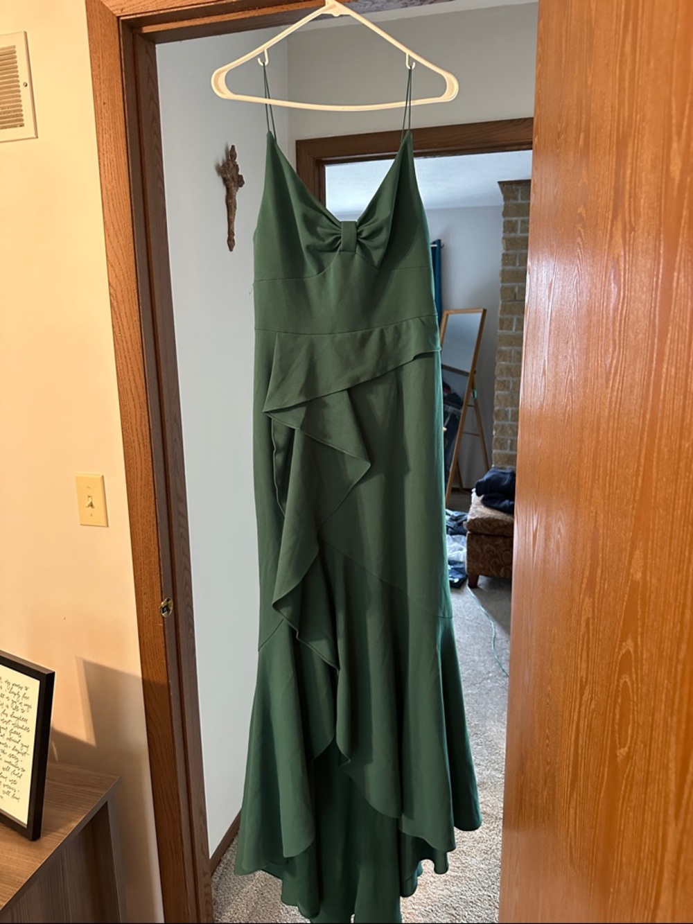 Elegant Green Ruffle Evening Dress with Bow Detail
